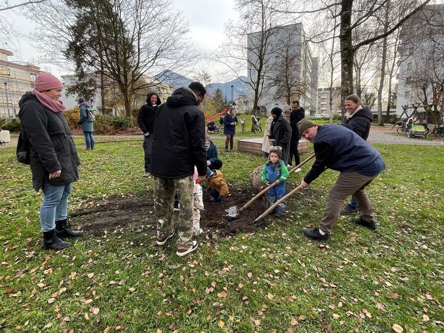 Pflanzaktion-beim-Spielplatz-Sandgasse