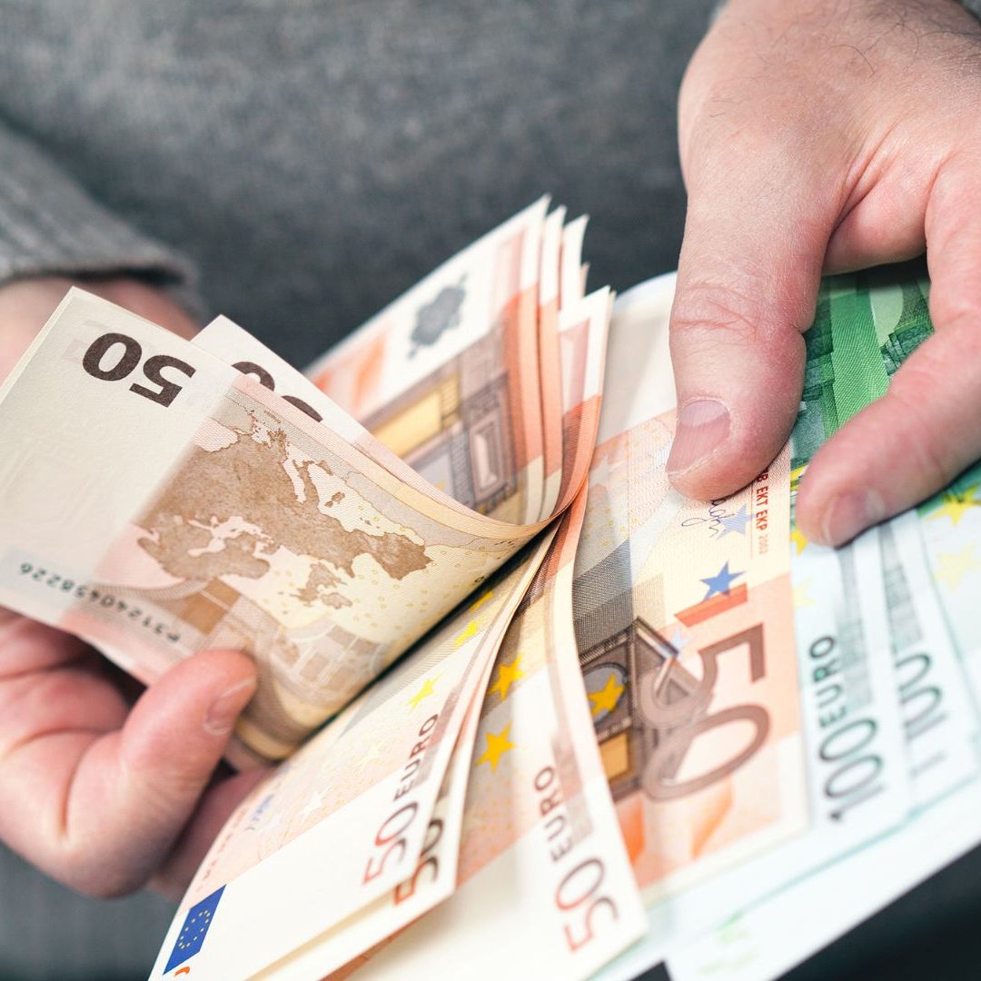 Ab 15. November wird die E-Card-Gebühr fast verdoppelt. das hat Auswirkungen auf das Netto-Gehalt.