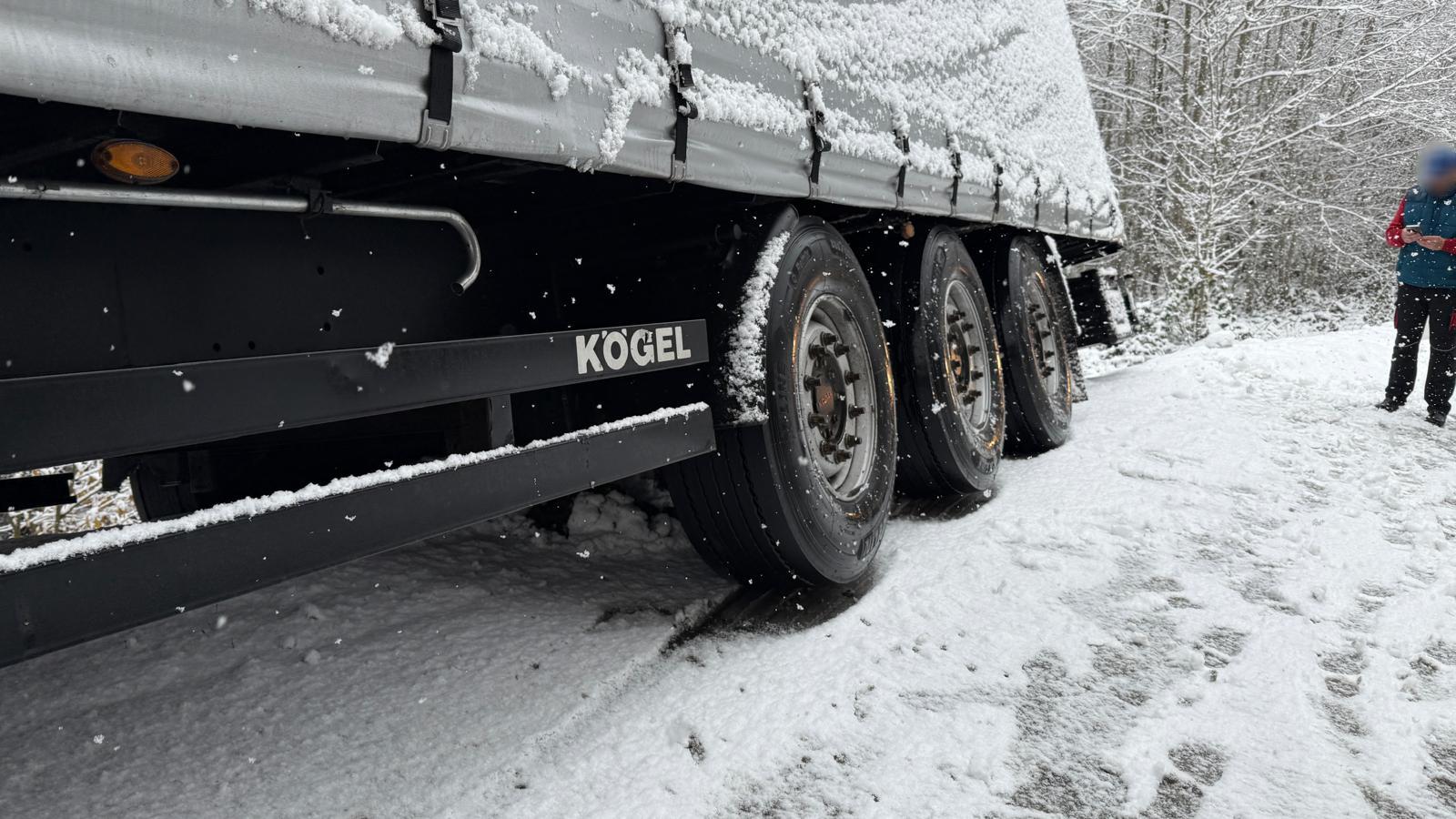 Detailaufnahme: Die Reifen des Lkw zeigen deutlich die fehlenden Schneeketten.
