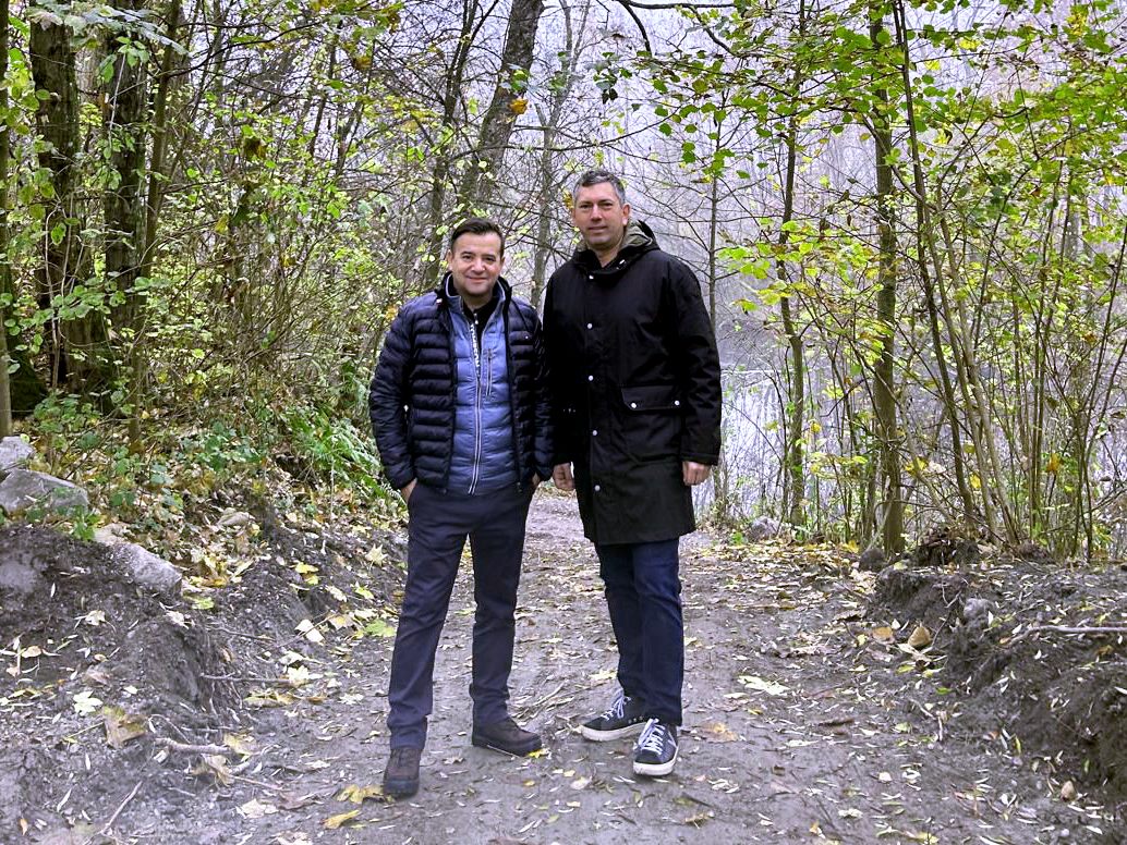 Der Altacher Gemeinderat Arno Plesa und der Hohenemser Vizebürgermeister sowie Sportstadtrat Markus Klien freuen sich über den Baustart.