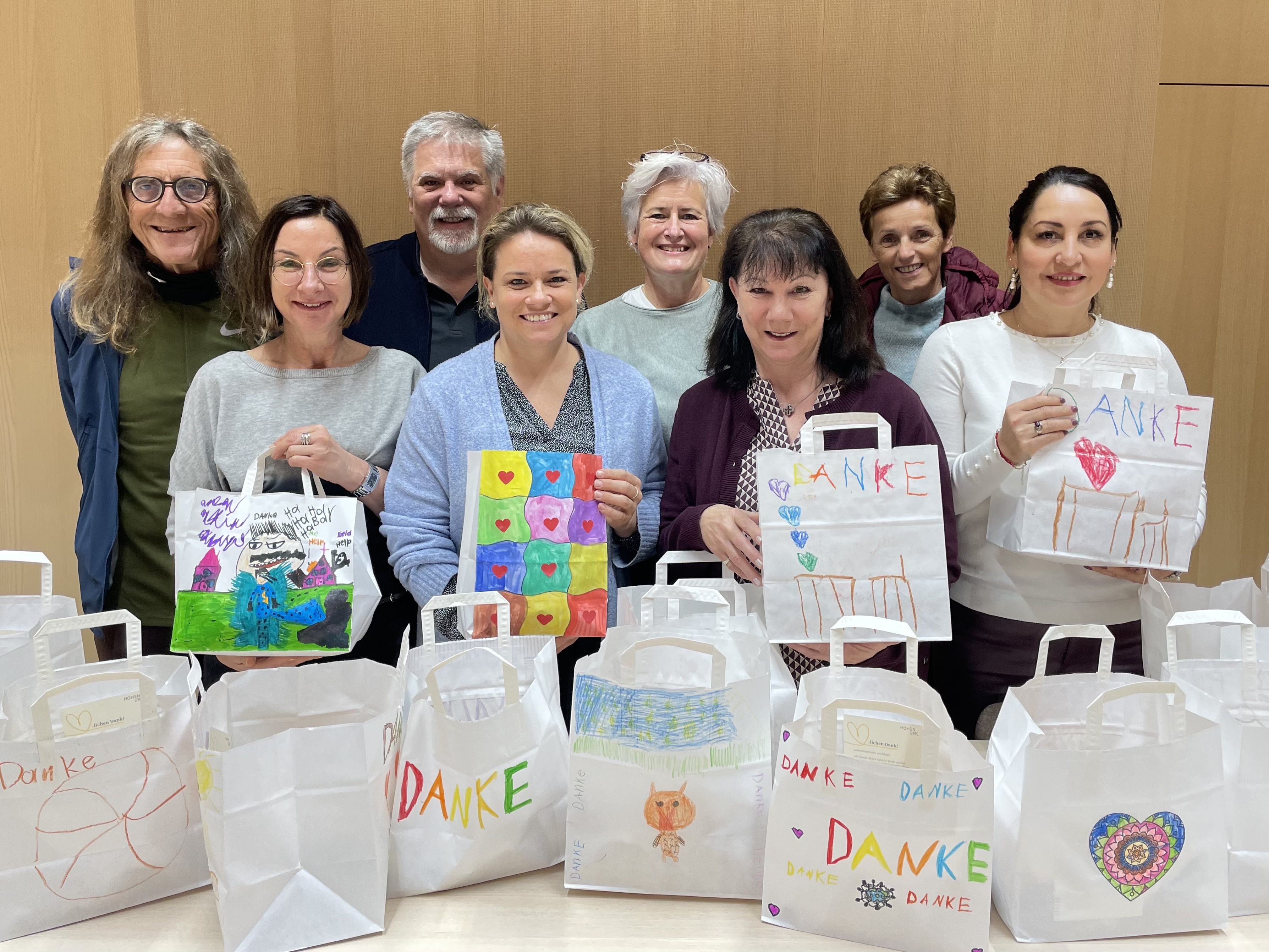 Die Stadträte Bernhard Amann (l.) und Erika Kawasser (3. v. r.) unterstützten die Aktion gemeinsam mit politischen Vertretern und engagierten Freiwilligen.