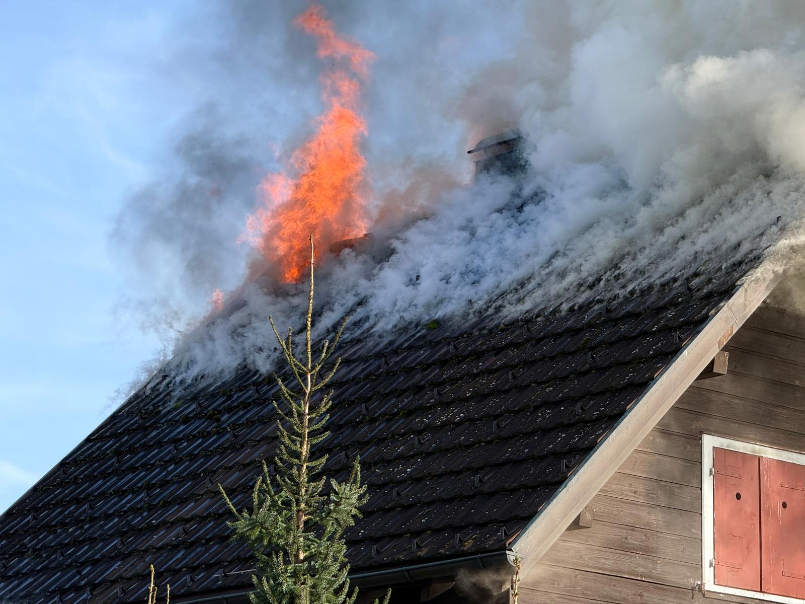 Beim Eintreffen der Feuerwehr stand das Gebäude in Vollbrand.