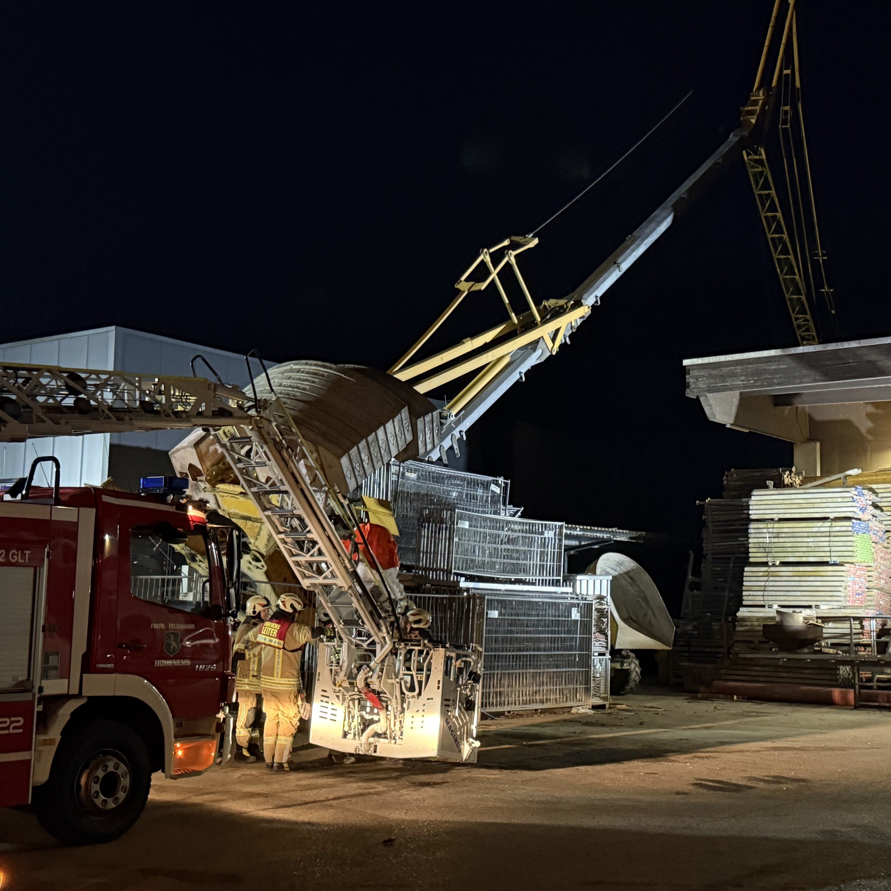 Feuerwehr-Einsatz in Hohenems: Kran kracht auf Nachbargrundstück