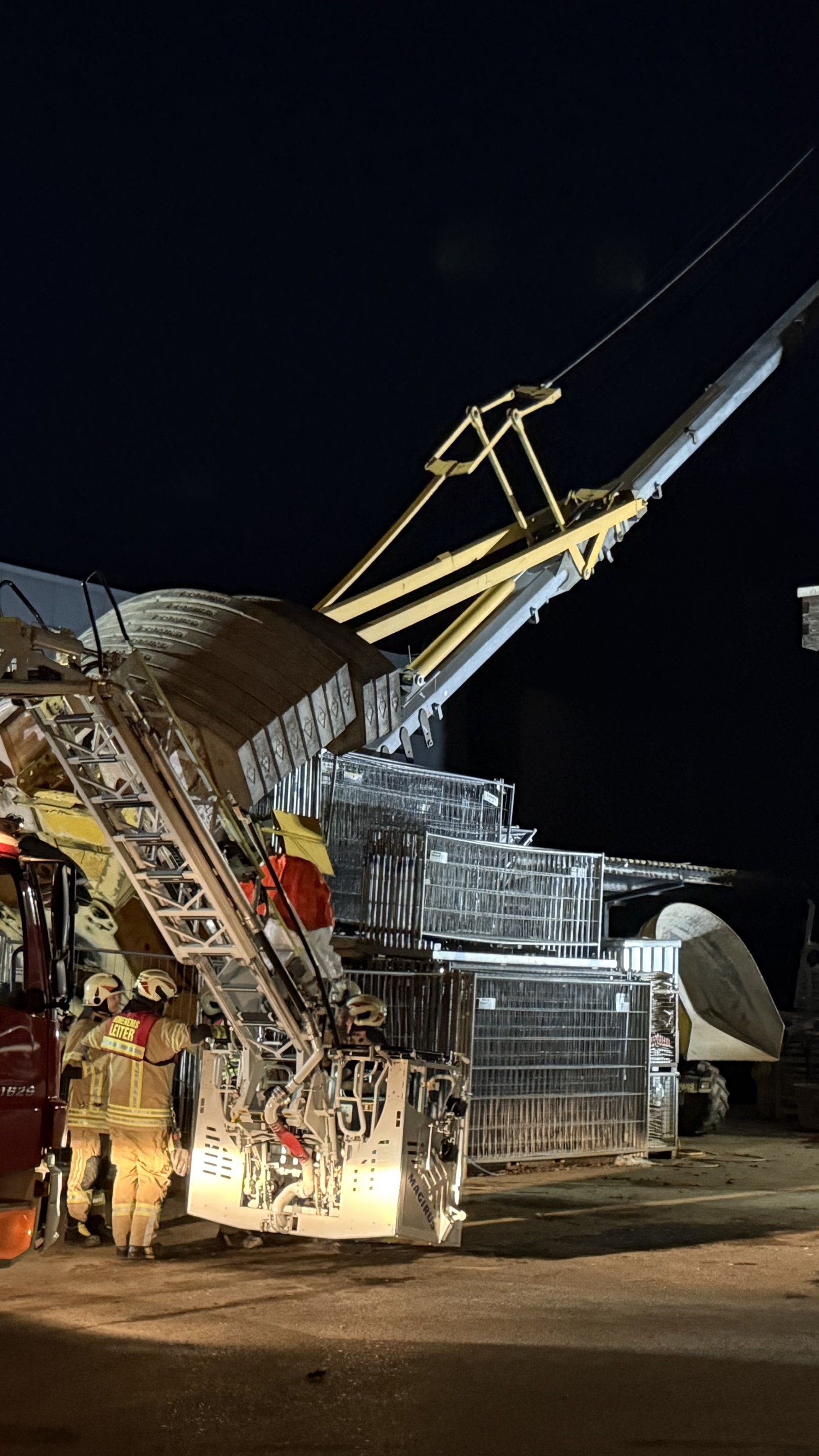 Feuerwehr-Einsatz in Hohenems: Kran kracht auf Nachbargrundstück