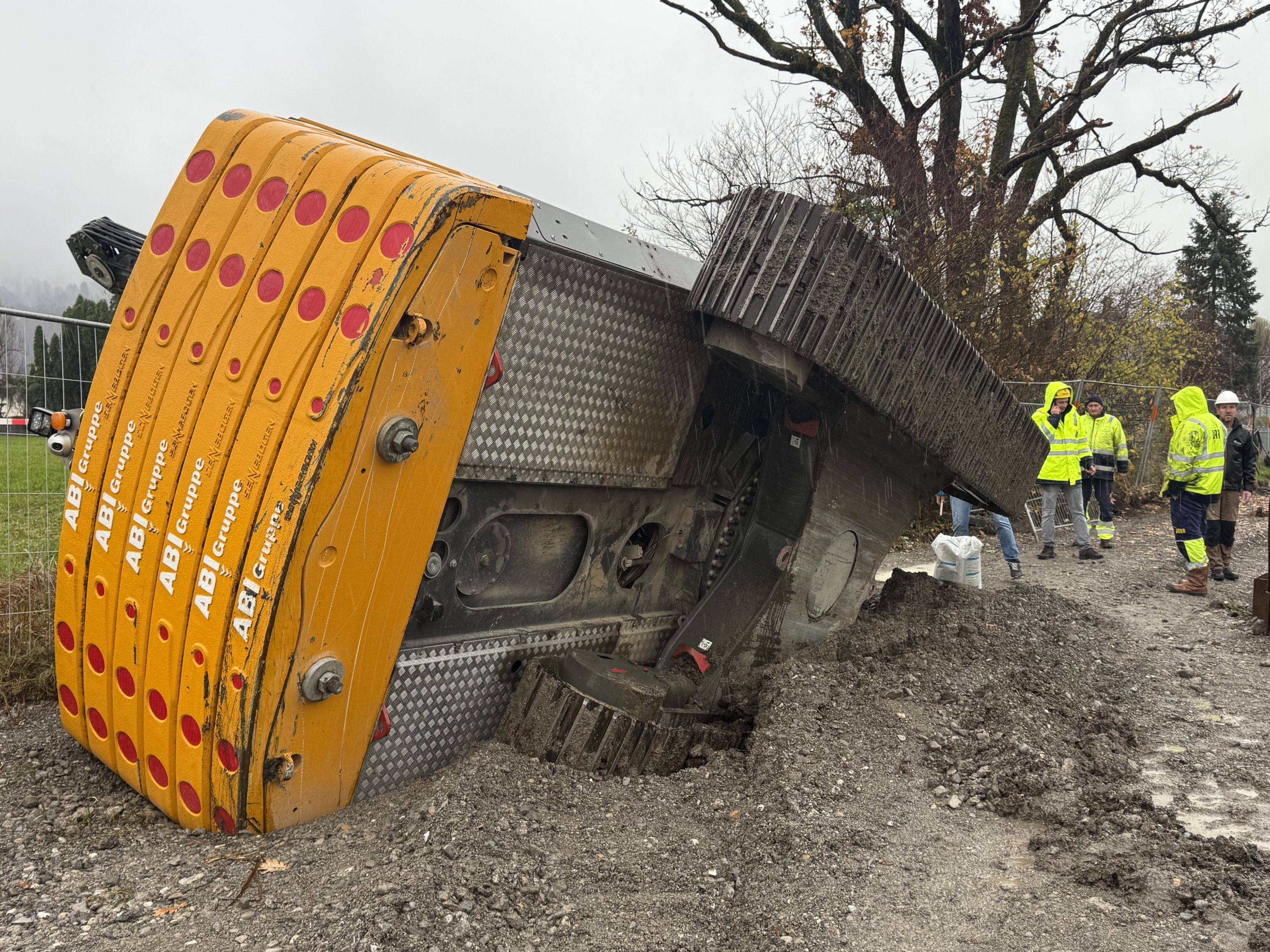 Bagger auf Baustelle in Dornbirn umgekippt.