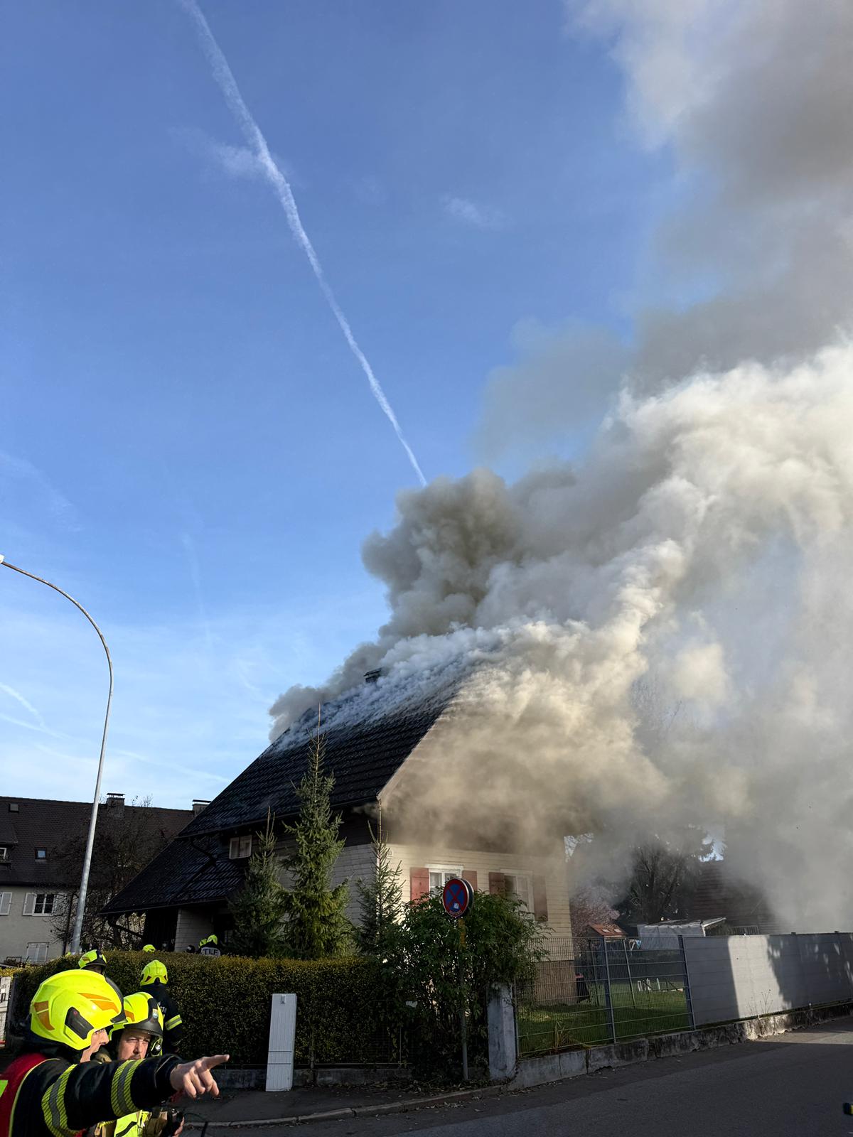 Die Rauchsäule war bis nach Schwarzach zu sehen.