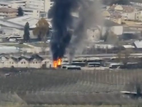 Busbrand-in-Meran-Fahrzeug-geht-am-SASA-Depot-in-Flammen-auf