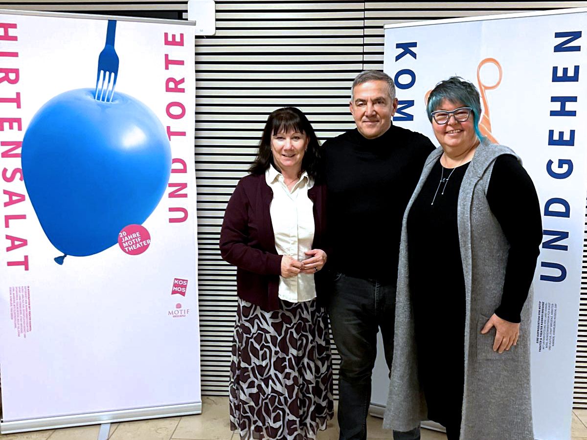 Kulturstadträtin Erika Kawasser mit Yener Polat (Leitung Theater Motif) und Carmen Nardelli (Integration, Land Vorarlberg)