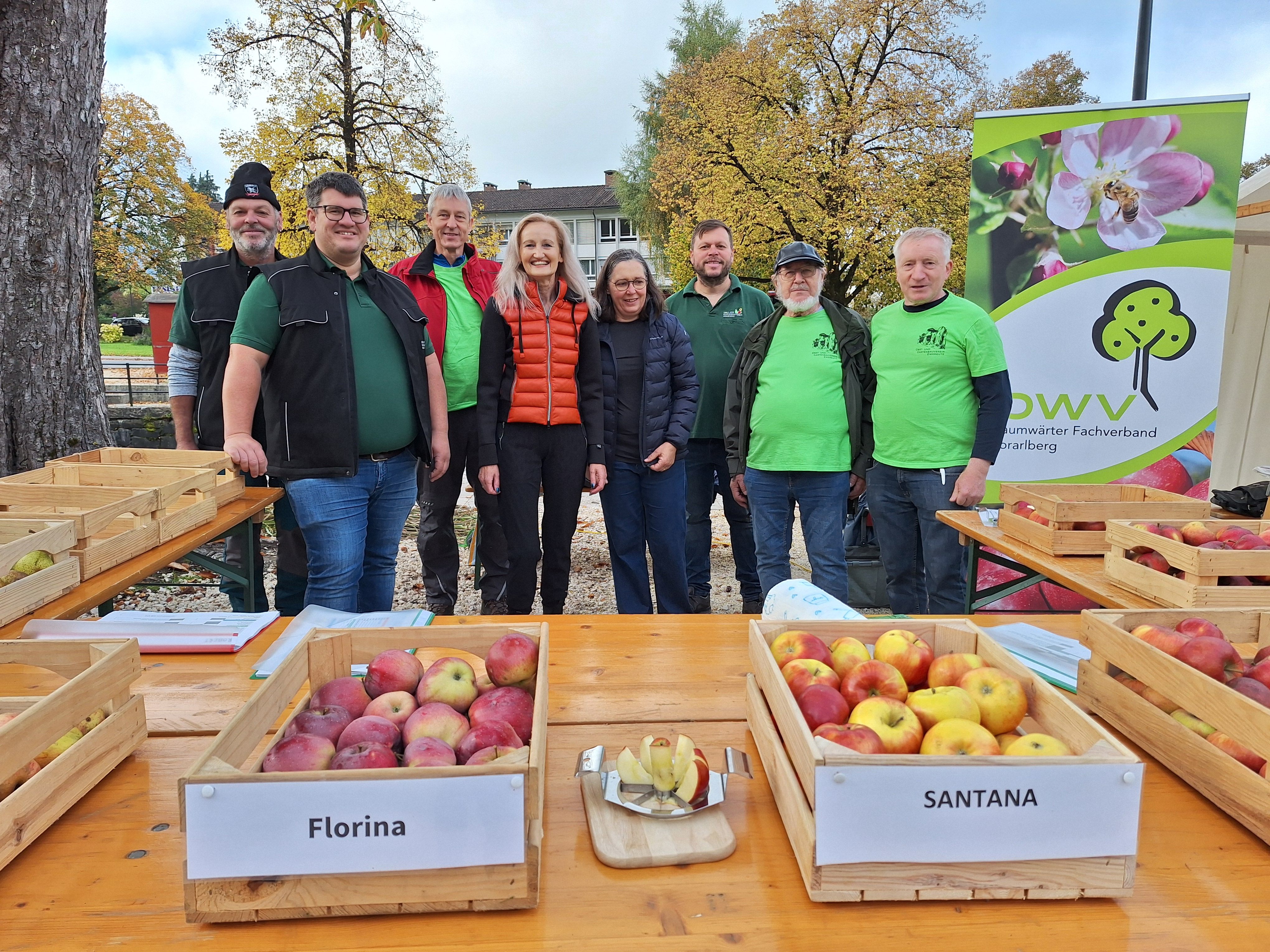 Umweltstadträtin Sabine Mohr-Egger (4. v. l.) mit den Baumwärtern Hohenems.