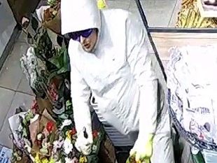 Die Polizei bittet um Hinweise zu dem gesuchten Mann.