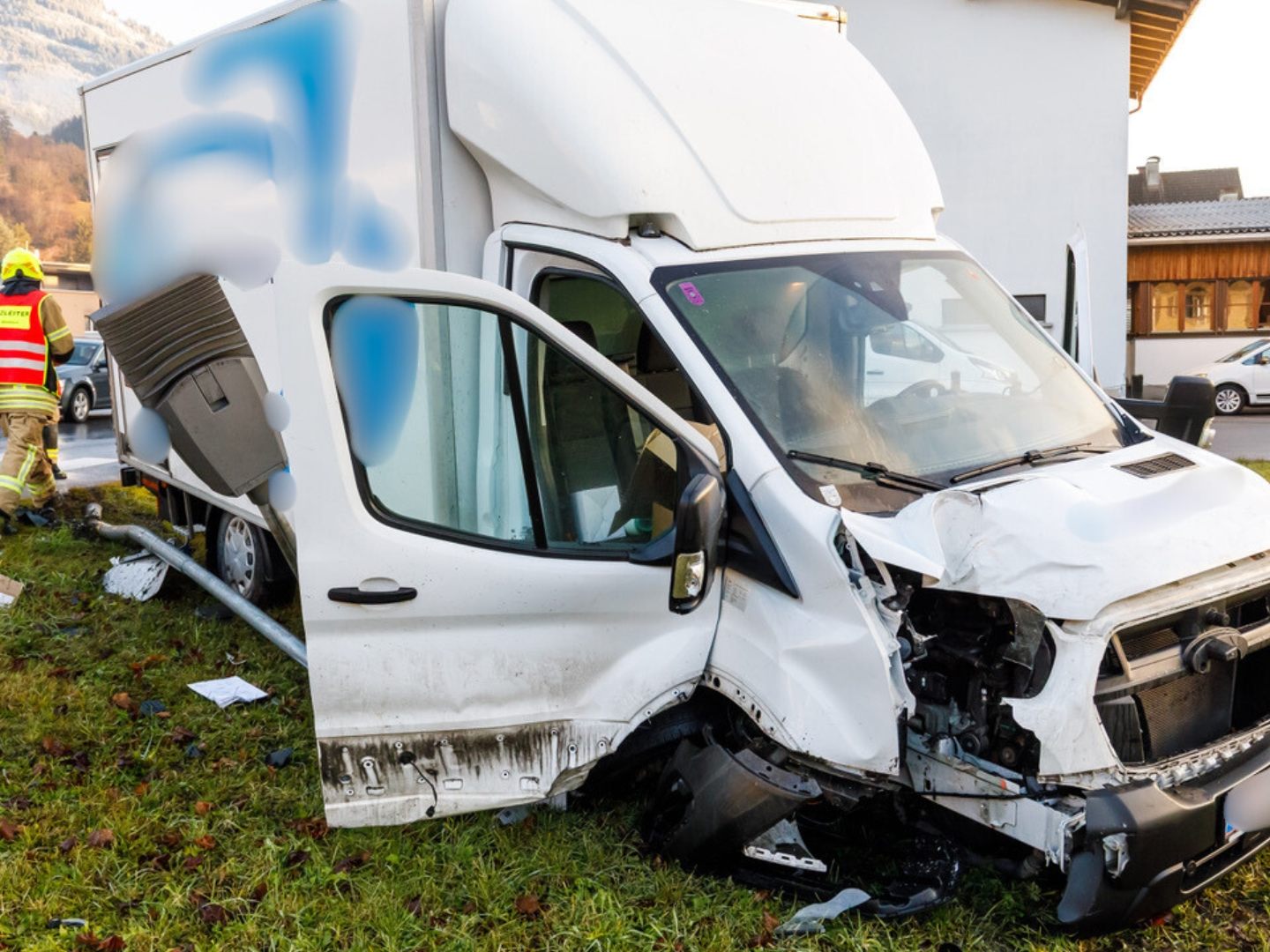 Ein Kleintransporter kam in Bludesch von der Fahrbahn ab und landete in einer Wiese.