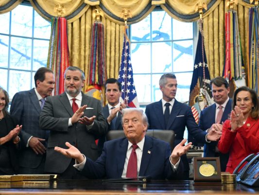 Trump-will-Kraftstoffvorgaben-f-r-Autos-lockern