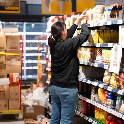 Konsum privater Haushalte bremst, Beschäftigung rückläufig