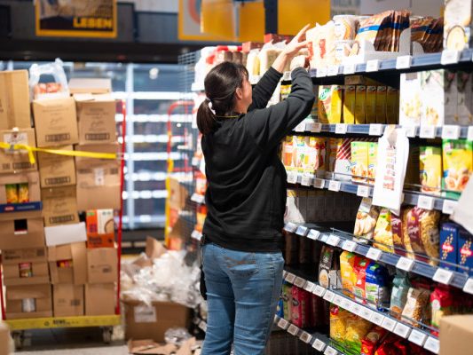 Konsum privater Haushalte bremst, Beschäftigung rückläufig