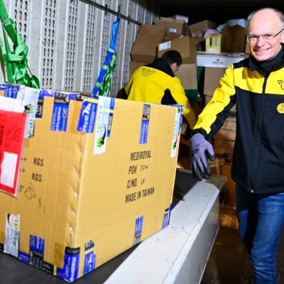 Post-Chef Walter Oblin im weihnachtlichen Packerl-Einsatz