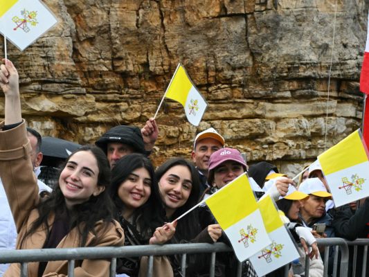 Papst Leo XIV. im Libanon freundliche empfangen