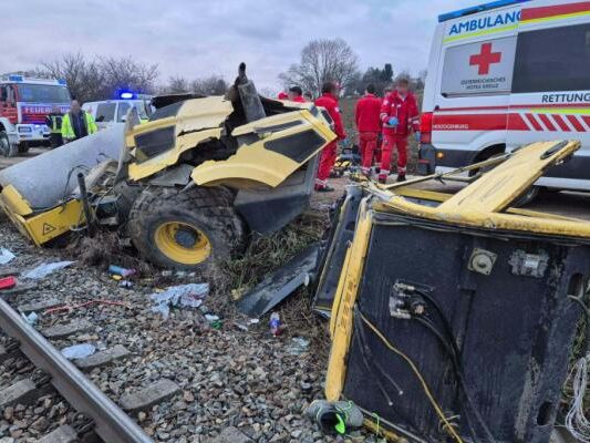 Der Lenker der Baumaschine wurde verletzt
