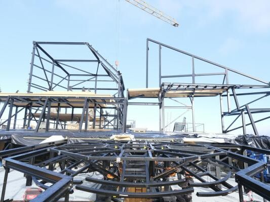 25 Meter hoch wird das Stahlgerüst für das "La Traviata"-Bühnenbild aufragen