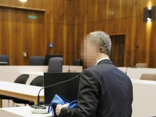 Der Ex-Chefredakteur muss sich wegen mehrerer Delikte verantworten
