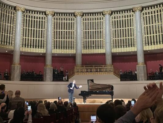 Abschließende Streicheleinheiten für den Steinway: Vikingur Olafsson