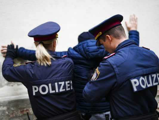 Der aggressive Mann wurde festgenommen (Symbolbild)