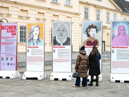 Installation-in-Wien-ber-russische-Frauen-gegen-den-Krieg