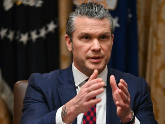 Der frühere TV-Moderator nennt sich jetzt Kriegsminister