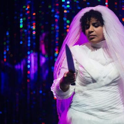 Sissi Reich in "Like Lovers Do" im Brautkleid mit Messer