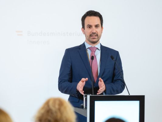 Bildungsminister-mit-Ma-nahmen-zur-Entb-rokratisierung