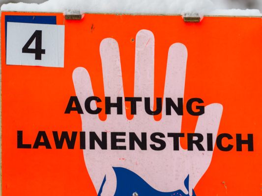 Vermutlich-ein-Versch-tteter-bei-Lawinenabgang-in-Tirol