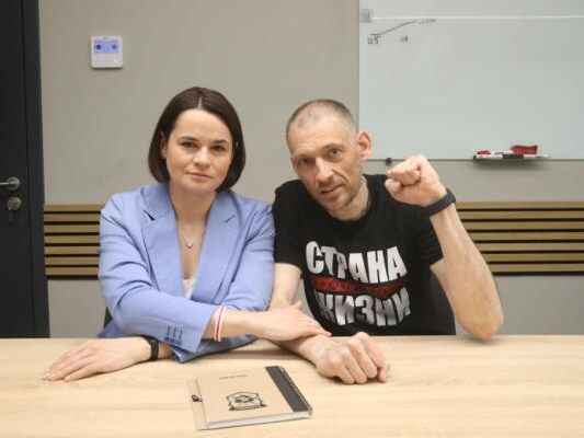 Tichanowskaja mit ihrem vom Regime freigelassenen Mann