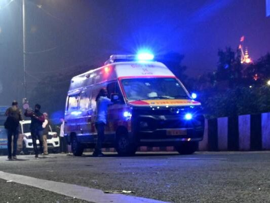 Dieses Archivbild zeigt einen indischen Rettungswagen im Einsatz