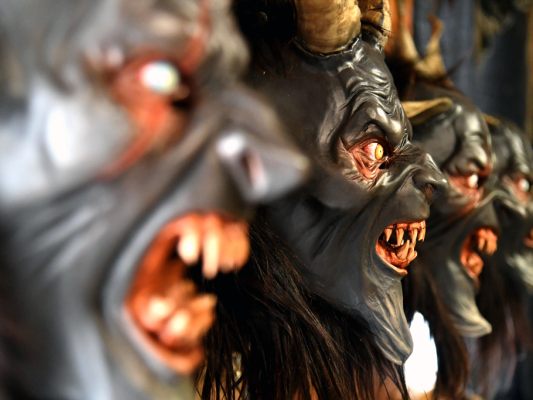 Mann-in-Osttirol-von-Krampussen-attackiert-schwer-verletzt