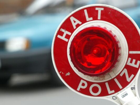 Polizei-kontrolliert-in-Graz-Reisebusse-auf-M-ngel