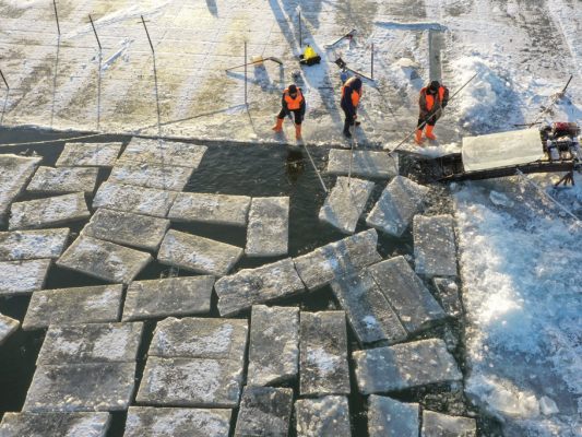 harbin-in-china-wappnet-sich-f-r-ber-hmtes-eisfestival