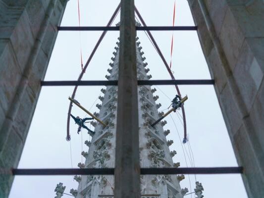 neue-lichtinstallation-zwischen-t-rmen-der-votivkirche