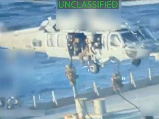 US-Soldaten beim Entern des Öltankers