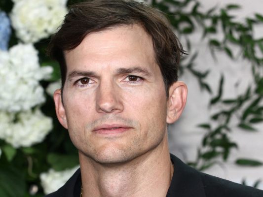 ashton-kutcher-unterrichtet-kinder-in-jiu-jitsu