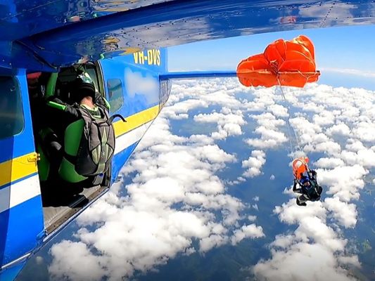 Fallschirmspringer-blieb-in-Australien-an-Flugzeug-h-ngen