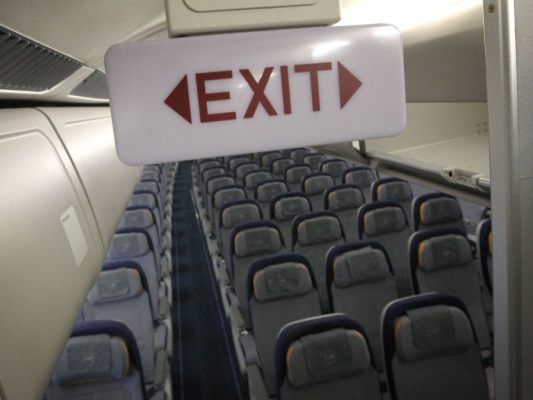 passagier-wollte-auf-flug-boston-hongkong-die-t-r-ffnen