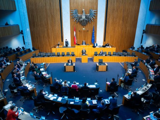 Nationalrat-fixierte-Polit-Nulllohnrunde-und-Beamtengeh-lter