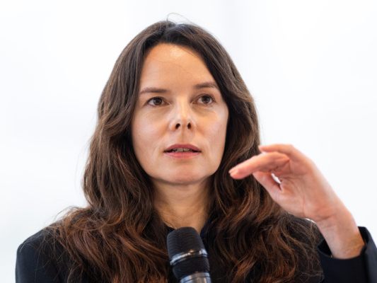 Kunsthalle-holt-2026-Wiener-Gegenwartskunst-vor-den-Vorhang