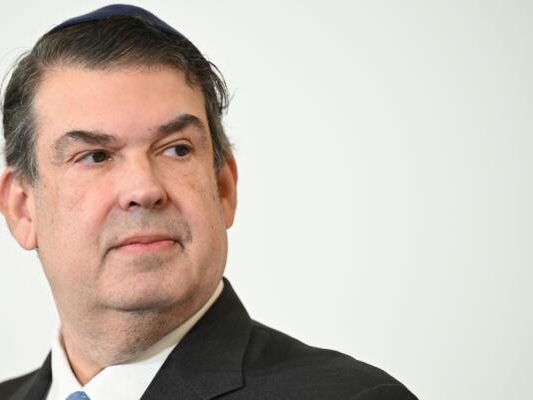 F-r-IKG-Pr-sident-dr-ngt-Zeit-bei-Holocaust-Zentrum