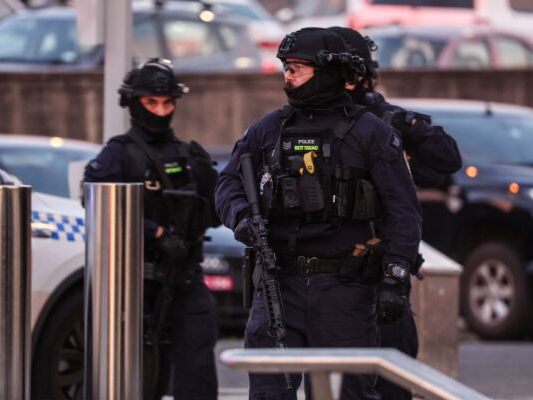 Einsatzpolizei am Ort des Gewaltaktes