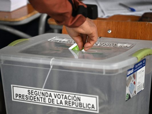 Stichwahl zwischen rechtem Antonio Kast und linker Jeanette Jara