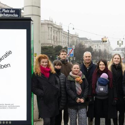 Rektor Hartle (ganz re.) mit Jury und Künstlern der Aktion