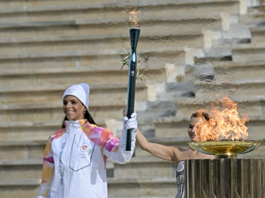 Olympische-Flamme-f-r-Reise-von-Athen-nach-Rom-bergeben