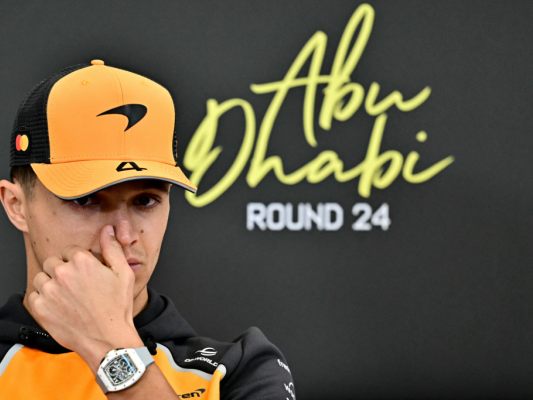 Norris-im-ersten-Abu-Dhabi-Training-hauchd-nn-vor-Verstappen