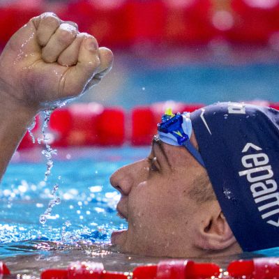 Luka Mladenovic jubelt über seine nächste Kurzbahn-EM-Medaille