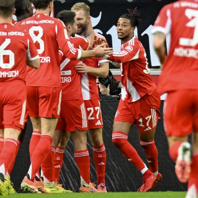 Münchner Jubeltraube um Torschütze Laimer (m.)